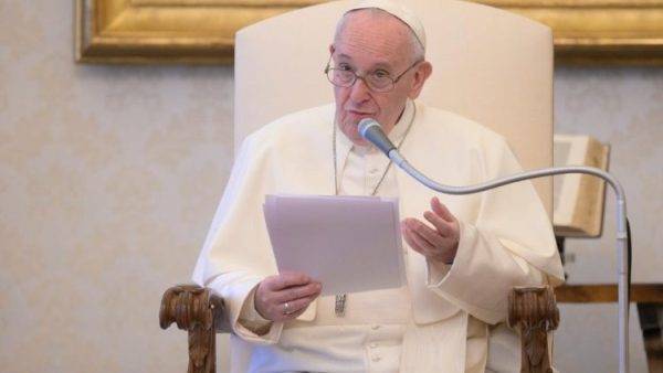 Папа римский помолился за Европу и призвал не уподобляться летучим мышам