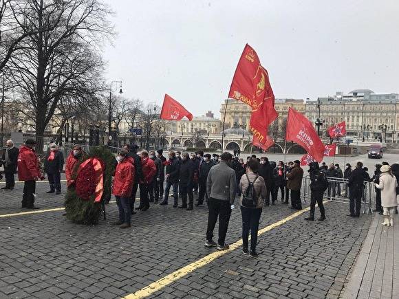 В юбилей Ленина коммунисты провели у Мавзолея массовую акцию, несмотря на ограничения по карантину
