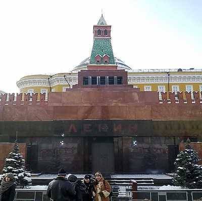 Делегация КПРФ возложила цветы к Мавзолею в честь 150-летия Ленина