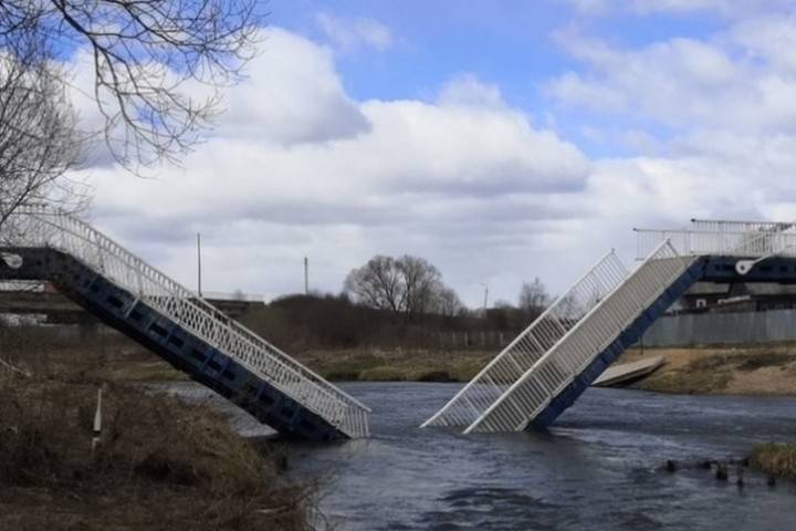 Ветер уронил мост в реку под Ярославлем
