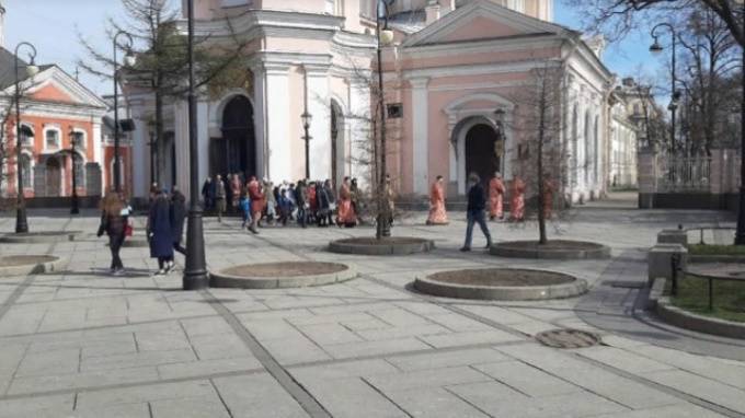 Петербуржцы вышли на крестный ход вокруг Андреевского собора