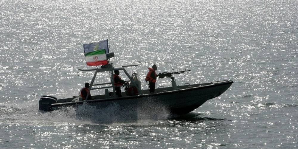Трамп разрешил военным уничтожать создающие судам помеху иранские катера
