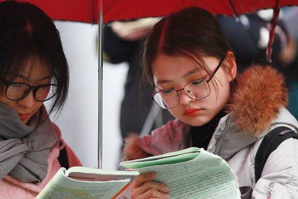 Китай отменил популярные экзамены по английскому языку для студентов