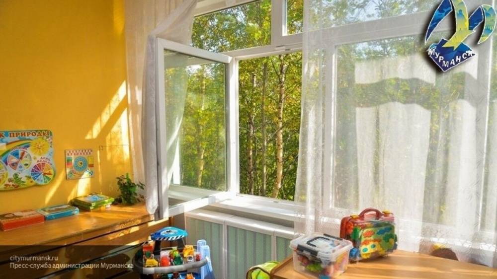 Двухлетний ребенок выпал из окна жилого дома в Новосибирске
