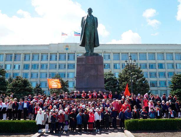 Люди в масках в Дагестане напомнили о юбилее Ленина
