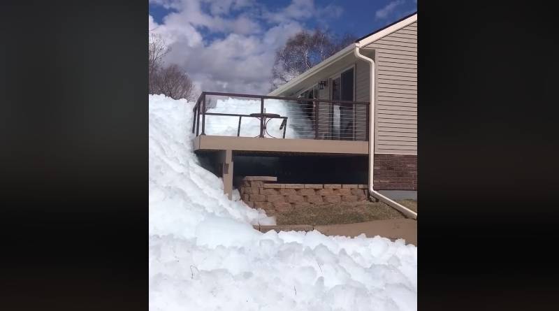 «Ледяное цунами»: в США волны льда высотой до 30 футов наползли на жилые дома (видео)
