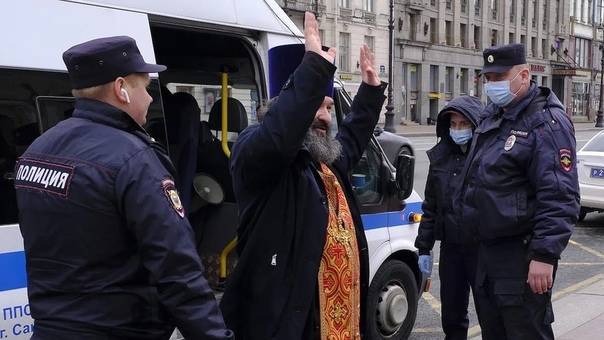 Экс-священника, оштрафованного за крестный ход во время пандемии, избили приставы