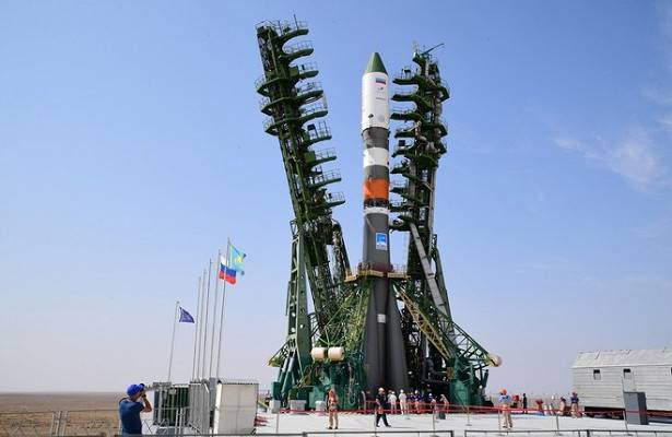 Ракета Победы установлена на стартовый стол космодрома Байконур