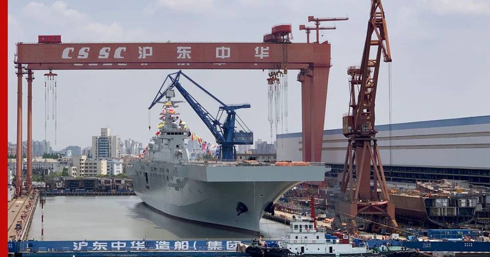 Спуск на воду десантного корабля-гиганта китайских ВМС показали на видео