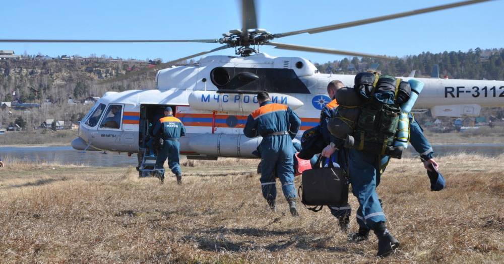 Пропавших мужчин с ребенком в Иркутской области ищет авиация МЧС