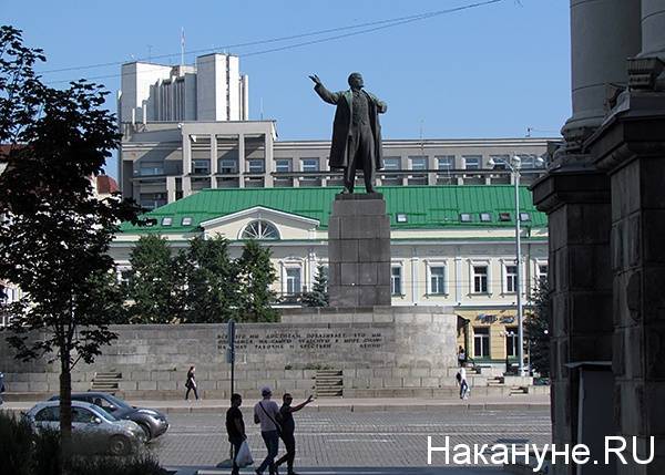 Православные активисты в Екатеринбурге устроили акцию вандализма с памятником Ленину
