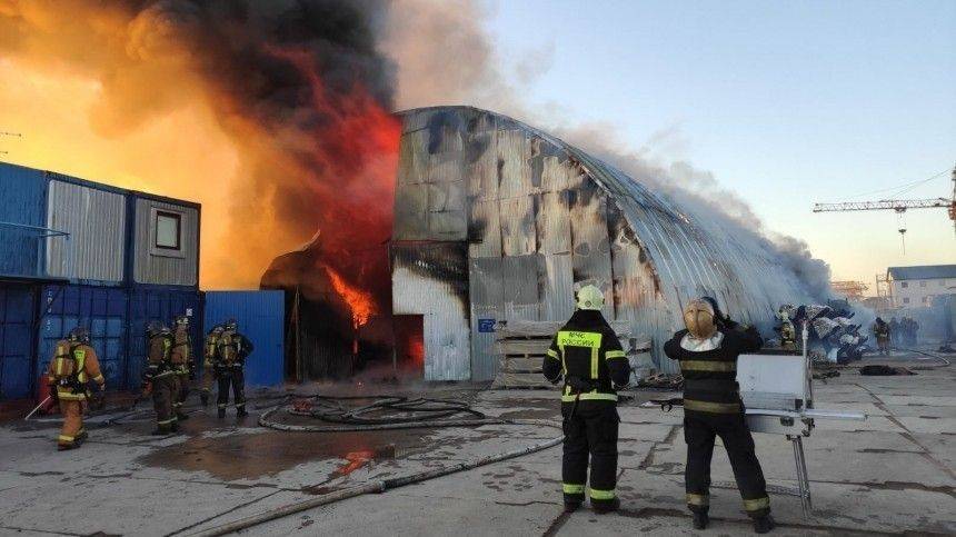 Видео: МЧС стянуло силы для тушения пожара на складе с краской на юге Петербурга