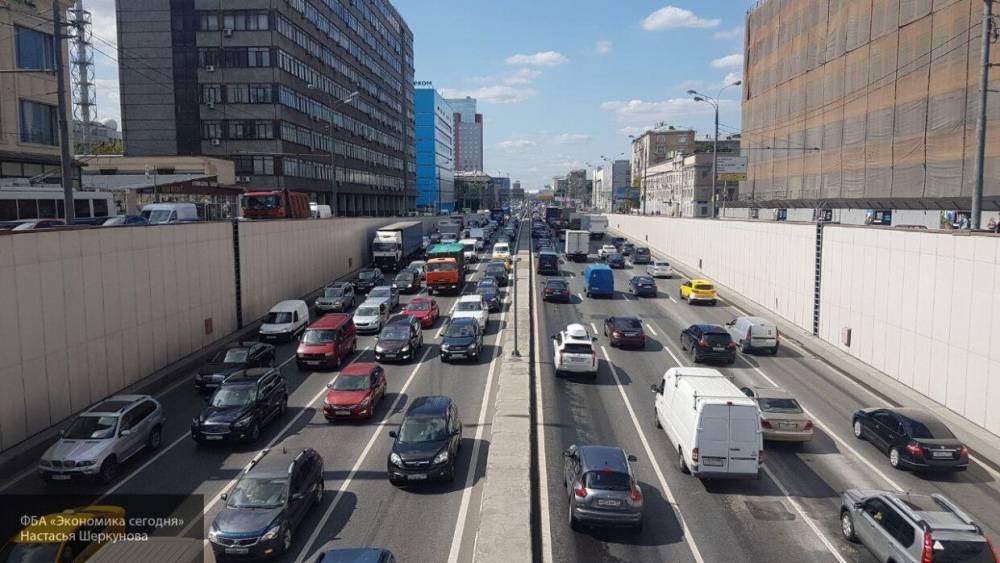 Почти четыре млн москвичей привязали номера автомобилей к спецпропускам
