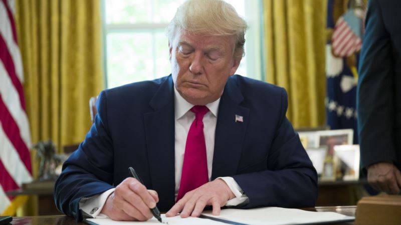 Трамп подписал указ о временном запрете на иммиграцию в США