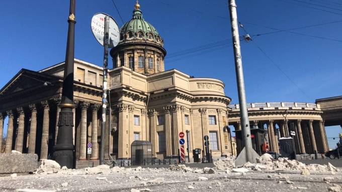 Момент обрушения фасада дома напротив Казанского собора попал на видео