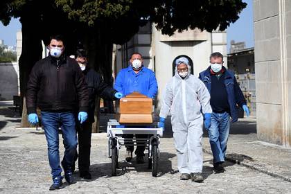 Итальянские чиновники пойдут под суд из-за смертей от коронавируса