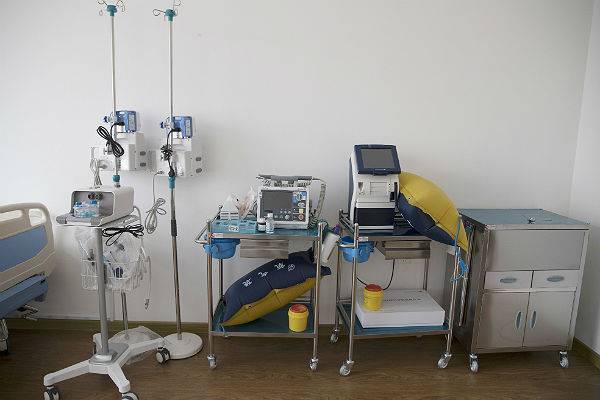В КНР число пациентов с COVID-19 в больницах впервые упало ниже тысячи
