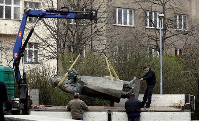 В Чехии власти напуганы: после сноса памятника маршалу Коневу их охраняют