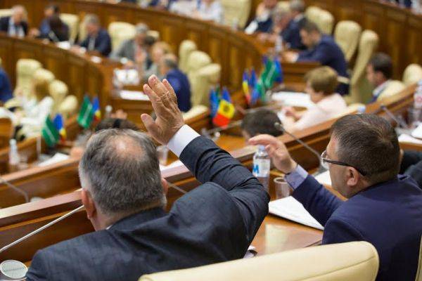 Парламент Молдавии утвердил получение российского кредита голосами коалиции
