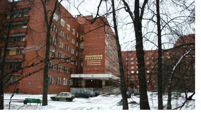 В Покровскую больницу снова завозят пациентов с подозрением на COVID-19