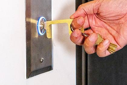 Названа вероятность выживания коронавируса на дверных ручках и кнопках лифта