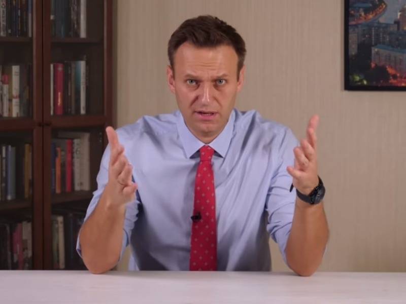 Навальный напомнил о часах и бейджике Пескова, раскритиковавшего его программу