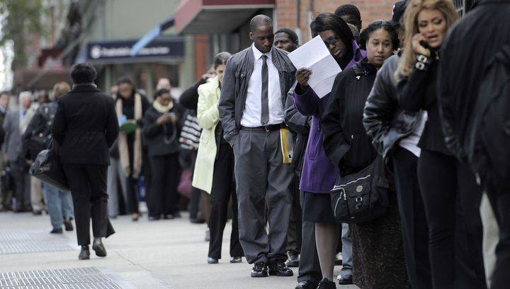Число заявок на пособие по безработице в США за неделю выросло на 4,4 миллиона