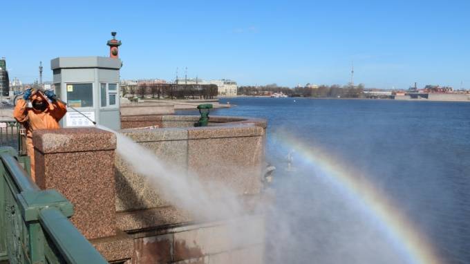 В Петербурге отмыли Дворцовый мост после зимы