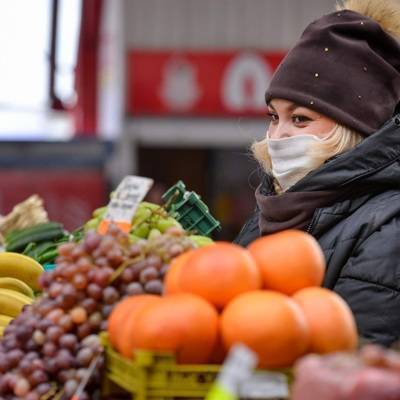 Российским продавцам разрешат снять маски только после исчезновения коронавируса