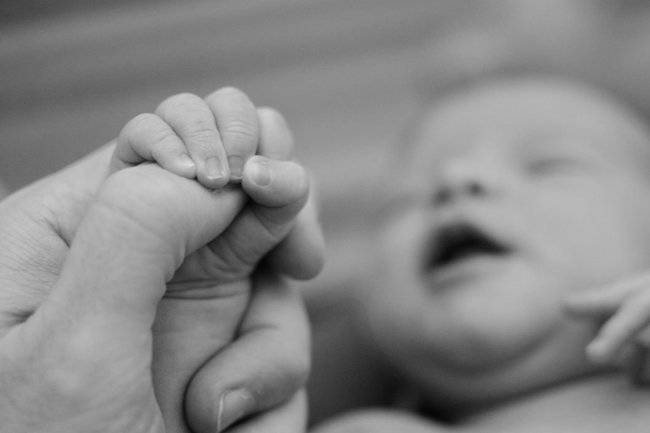 Жительница Омска отдала новорожденную дочь из-за безденежья