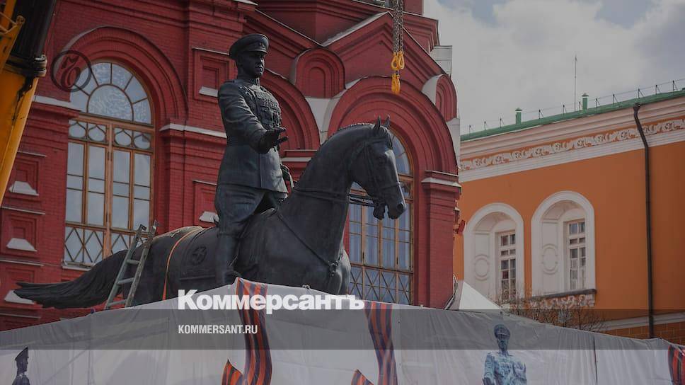 Отреставрированный памятник Жукову вернули на Манежную площадь
