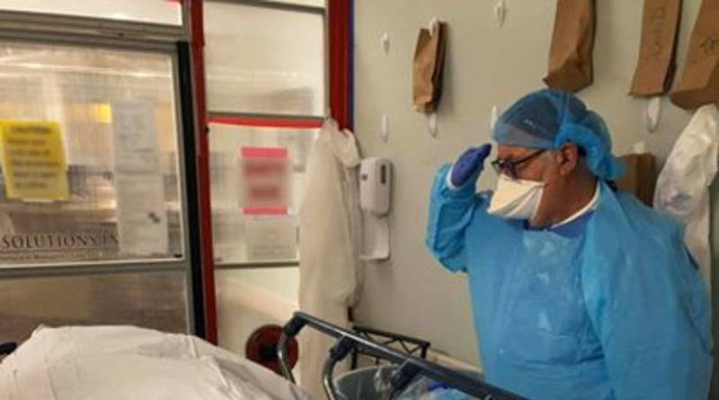 На трогательном фото медбрат воздал последние почести ветерану, умершему от коронавируса