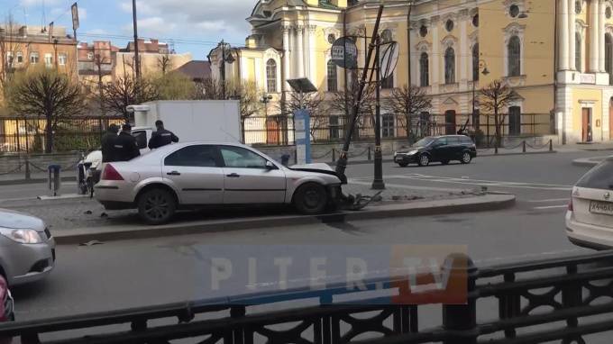Видео: автомобиль врезался в столб на Владимирской площади
