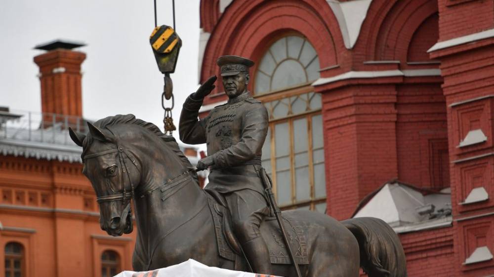 На Манежную площадь вернули отреставрированный памятник маршалу Жукову