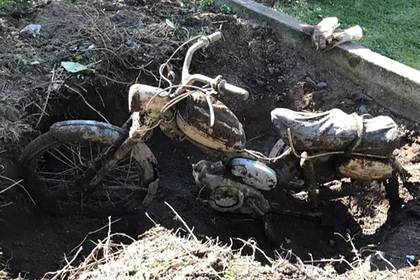Мужчина случайно нашел раритетный мотоцикл в куче компоста