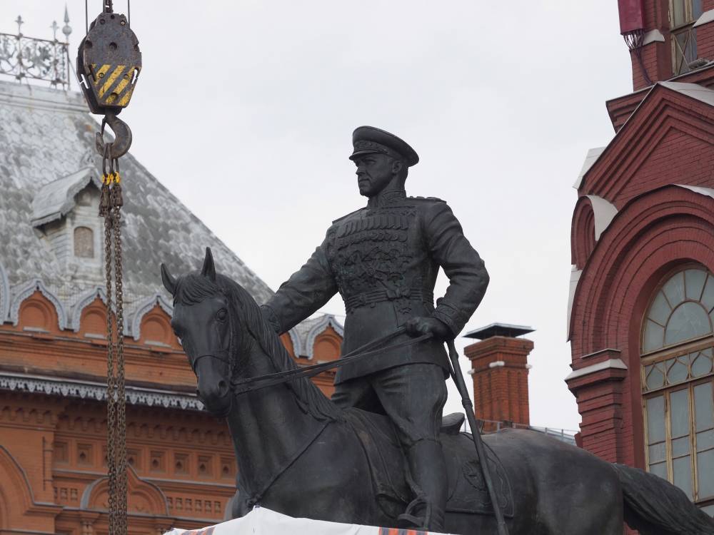 Отреставрированный памятник маршалу Жукову установили на Манежной площади