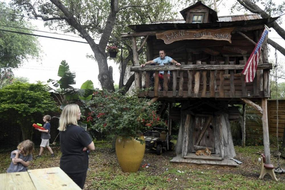 Чтобы оградить семью от коронавируса, врач переехал в домик на дереве своих детей