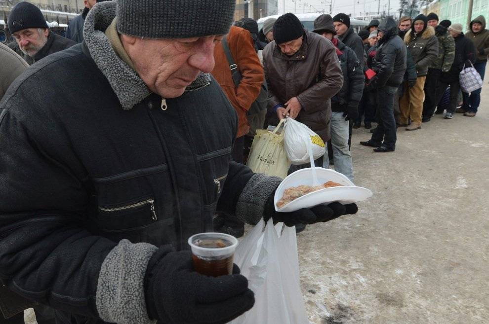В Москве полицейские задержали волонтеров, раздававших еду бездомным на Курском вокзале