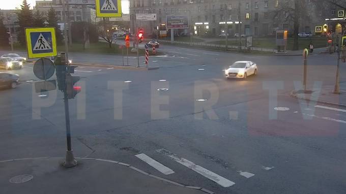 Два Hyundai не поделили дорогу на перекрестке Кантемировской улицы