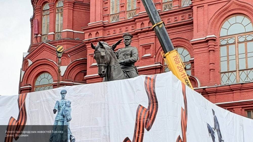 Памятник маршалу Жукову вернули на место после реставрации