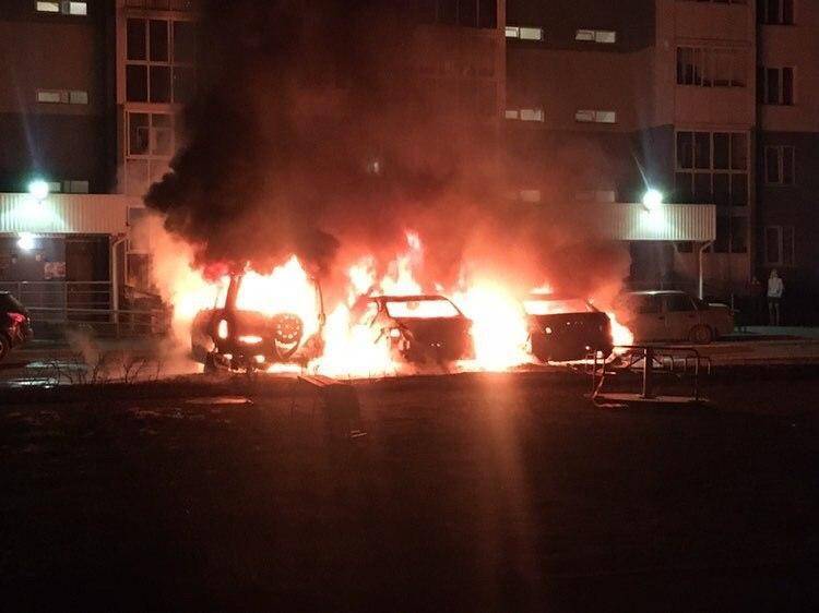 В Сети появились фото горящих автомобилей на Комсомольском проспекте в Кемерове