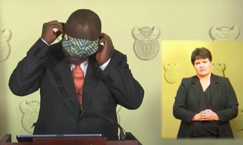 Президент ЮАР попытался надеть маску в эфире, но потерпел фиаско