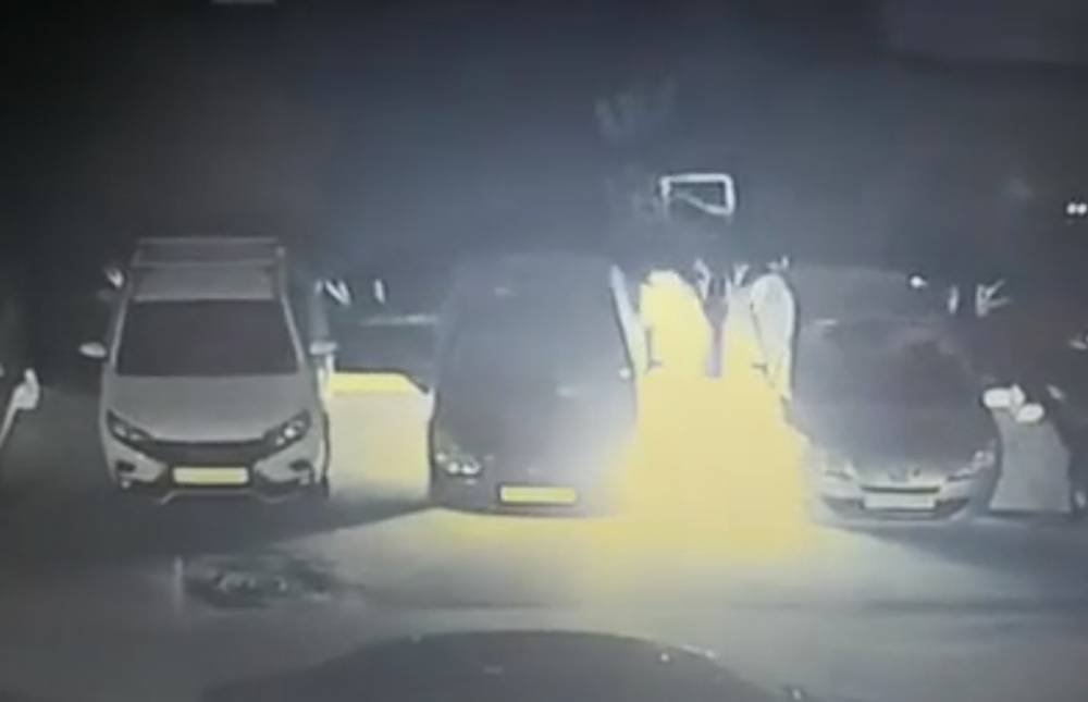 Момент поджога авто на проспекте Комсомольском в Кемерове попал на видео