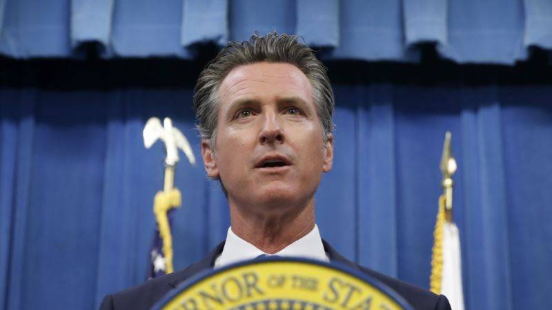 На губернатора Калифорнии подали в суд из-за помощи нелегальным иммигрантам