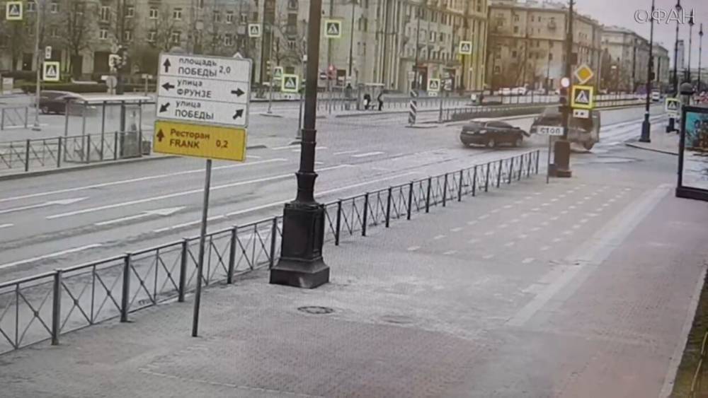 Жесткое ДТП на юге Петербурга попало на видео.