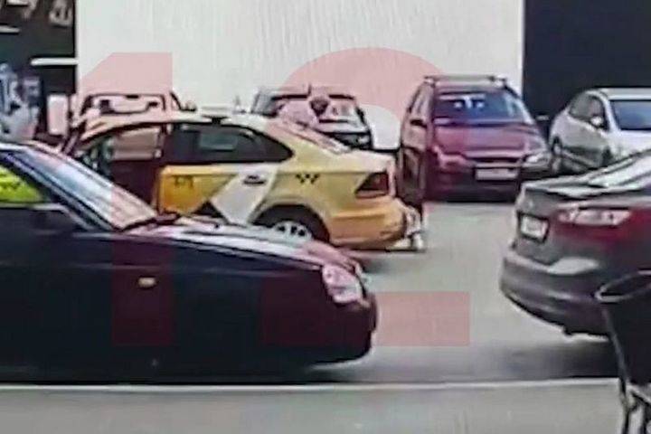 Московский таксист избил и выкинул пассажирку с нечитающимся QR-кодом