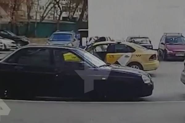В Москве водитель такси избил девушку из-за QR-кода