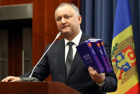 Президент Молдавии выяснит, кто хочет контролировать КС