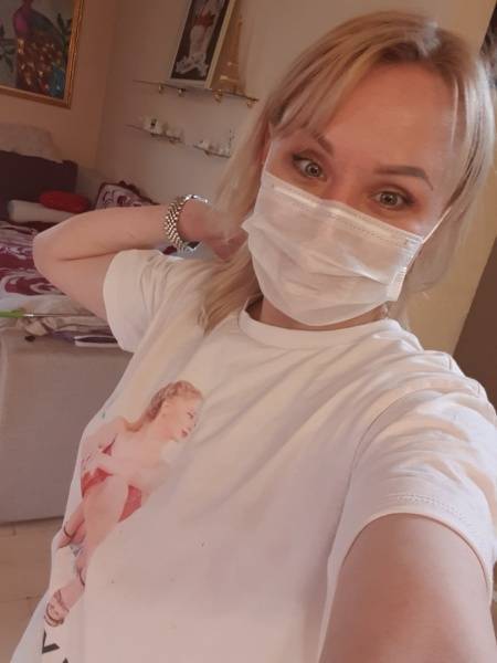 Порноактриса из Тюменской области продает маску с "частичками итальянского коронавируса"