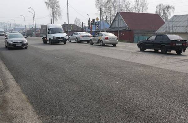 В Кемерове подрядчик за свой счёт заделал выбоины на дороге